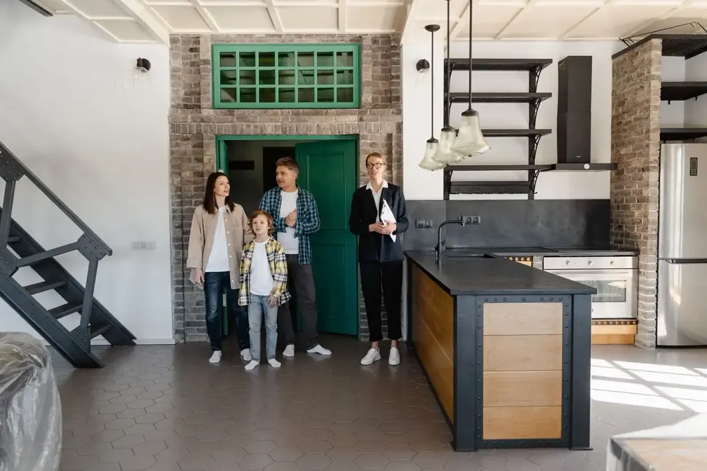 Klanten met de sleutels van hun nieuwe woning in Den Haag